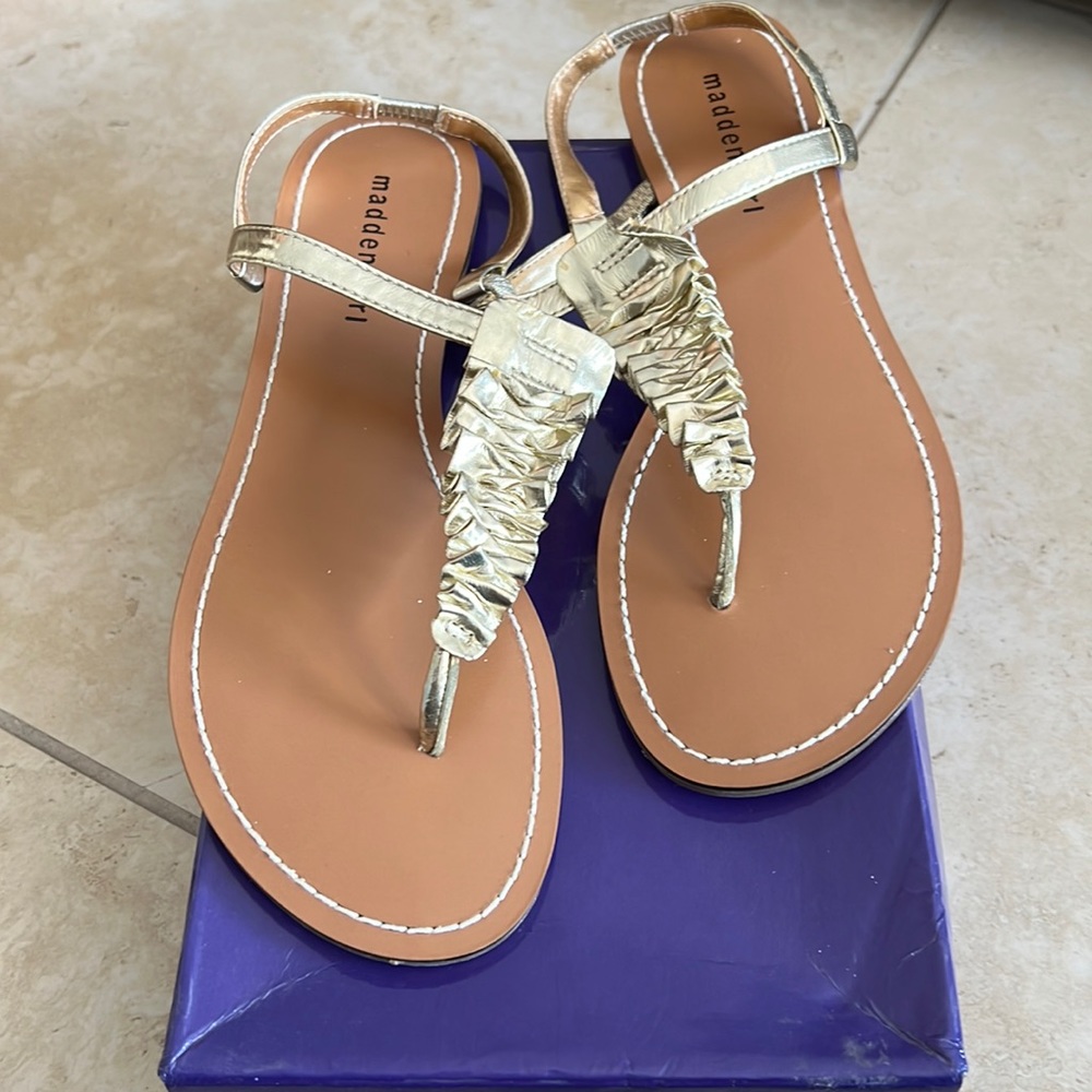 NEW Madden Girl, Size 9, Gold flats